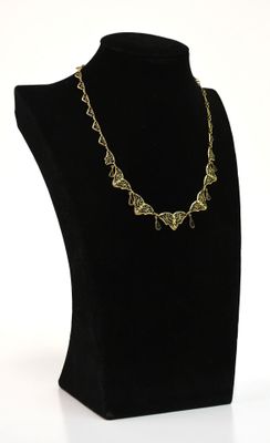 gros plan d'un collier sur un mannequin sur fond blanc