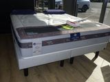 un matelas posé sur une table dans une pièce