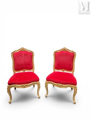 une paire de chaises rouges et dorées, dont les assises sont recouvertes de velours rouge
