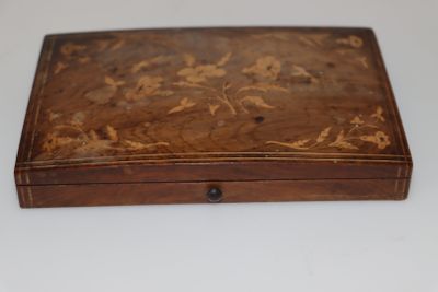 une vieille boîte en bois posée sur une table blanche