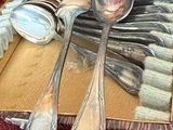 beaucoup de cuillères en argent et de cuillères à soupe dans une boîte
