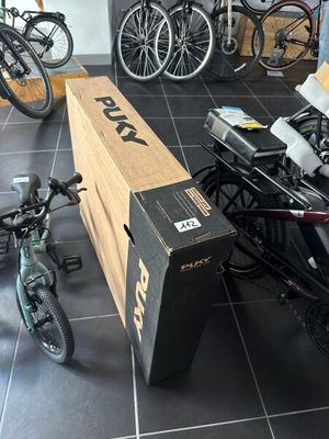 de nombreux vélos garés dans une pièce