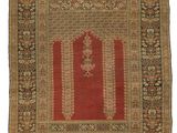 un tapis rouge et or au motif oriental