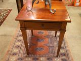 une petite table sur laquelle se trouve une statue de cheval