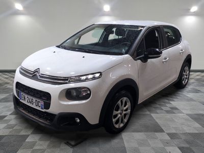 la citrole blanche est garee sur un carrelage en damier