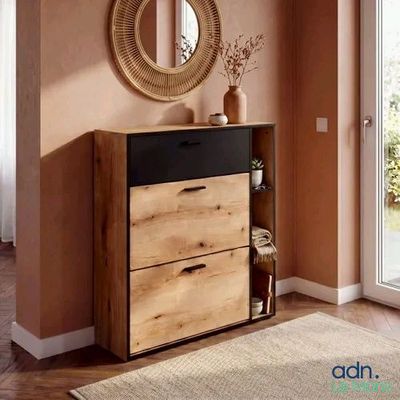 une photo d'une pièce avec une commode et un miroir