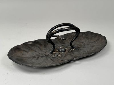 gros plan d'un objet métallique sur une surface blanche