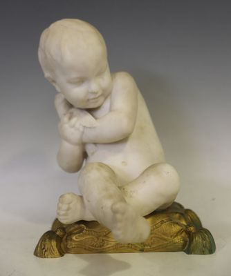 une petite statue représentant un bébé assis sur le dos d'une tortue