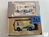 un camion miniature dans une boîte, avec une étiquette de prix dessus