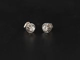 une paire de boucles d'oreilles en diamant sur un fond noir