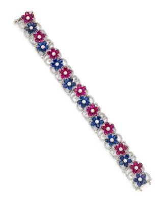 un bracelet rose, bleu et blanc orné d'un motif floral