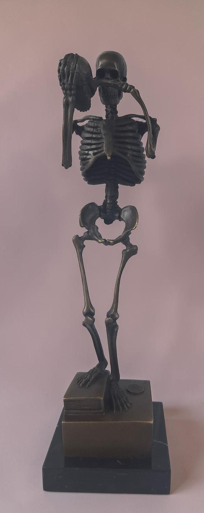Carl Kauba (1865/1922) d’après. Vanité : Sculpture en bronze figurant la mort sous l’aspect d’un squelette serrant un...