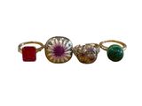 trois bagues et une bague ornée d'une fleur