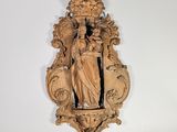 statue en bois sculpté représentant une femme tenant un enfant dans ses bras