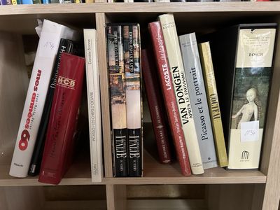 2 casiers avec 12 livres sur l'histore de l'art
