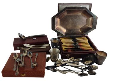 une boîte en bois contenant de l'argenterie et des cuillères