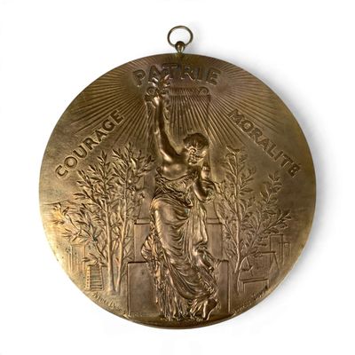 une médaille d'or sur laquelle figure une femme tenant un panier