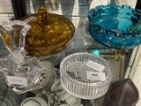 une vitrine contenant divers objets en verre