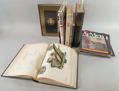 un grand nombre de livres posés sur une table