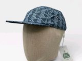 un chapeau posé sur la tête d'un mannequin