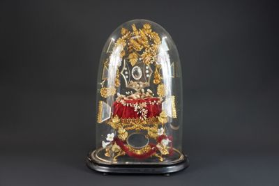 Globe de mariée. Globe en verre rapporté sur socle en bois n…