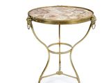 une petite table avec un plateau en marbre et des pieds en métal