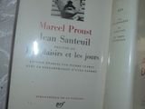un livre sur la couverture duquel figure une photo de Marcel Proust