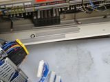 un gros plan d'une machine contenant des fils électriques