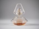 un vase en verre transparent contenant un liquide brun