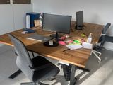 un bureau avec deux ordinateurs et une chaise dans la chambre