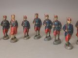 sept figurines de soldats en uniformes rouges, bleus et blancs