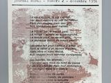 un vieux journal sur lequel est écrit un poème, posé sur une table