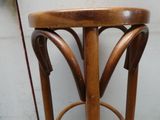 une image représentant un tabouret en bois avec une assise en bois