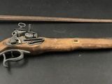 une photo d'une réplique d'un pistolet et d'une épée