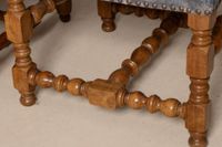 Fauteuil et repose pied en noyer mouluré, (photo 4)