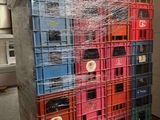une grande pile de caisses posées sur une palette dans un entrepôt