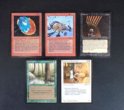 quatre cartes posées sur la table, sur lesquelles figurent des motifs différents