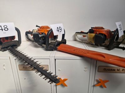 de nombreux types de chaînes exposés dans un magasin