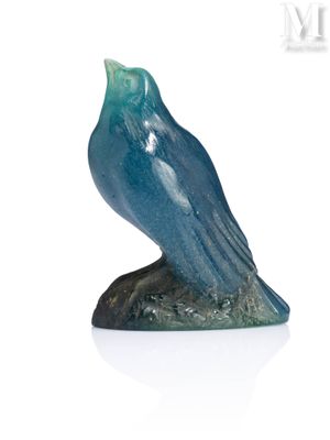 statue représentant un oiseau bleu perché sur un rocher posé sur une surface blanche