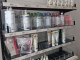 de nombreux flacons de vernis à ongles sur les rayons du magasin