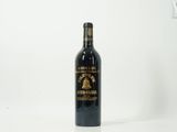 une bouteille de vin posée sur une table