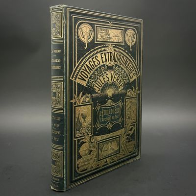 un vieux livre posé sur une table sur une surface grise