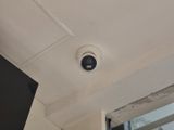 une image provenant d'une caméra de sécurité installée au plafond d'une maison