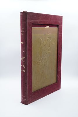 un vieux livre posé sur une table blanche, à côté d'une horloge