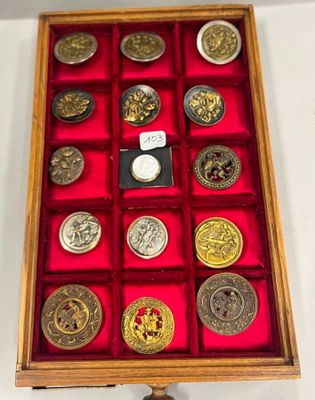une boîte en bois contenant beaucoup de pièces de monnaie