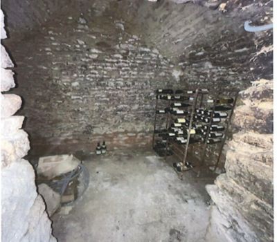 un casier à bouteilles dans un coin d'un mur en briques
