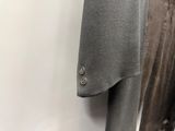 un manteau accroché au mur à côté d'un porte-manteau