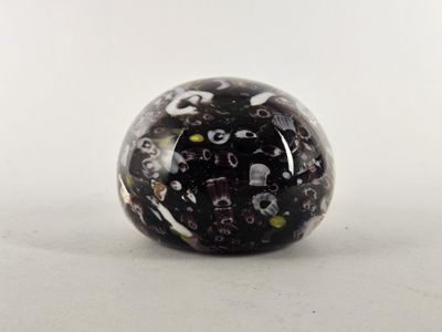 une boule en verre noire et blanche ornée de motifs noirs et blancs