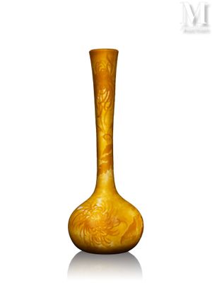 un vase jaune posé sur une surface blanche