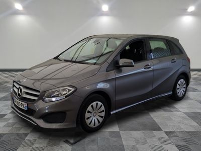 la classe b de la mercedes est garée sur un sol en damier